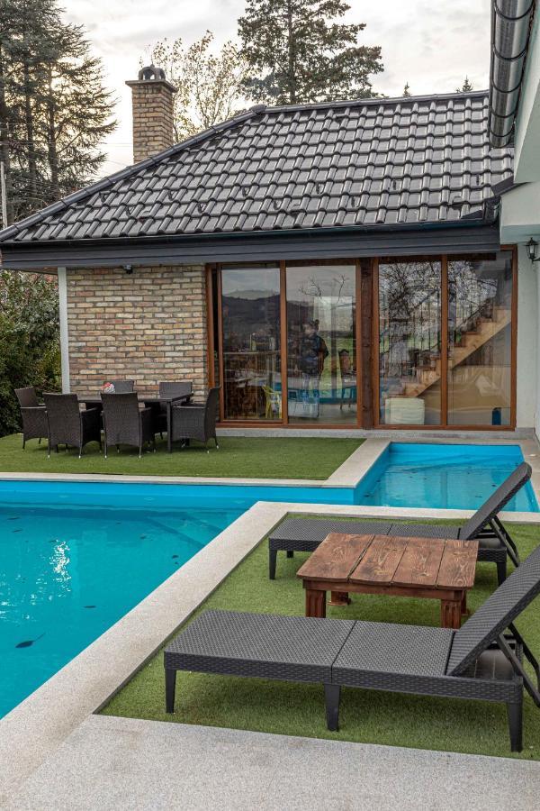 City Escape Luxury Villa Zuce Екстер'єр фото